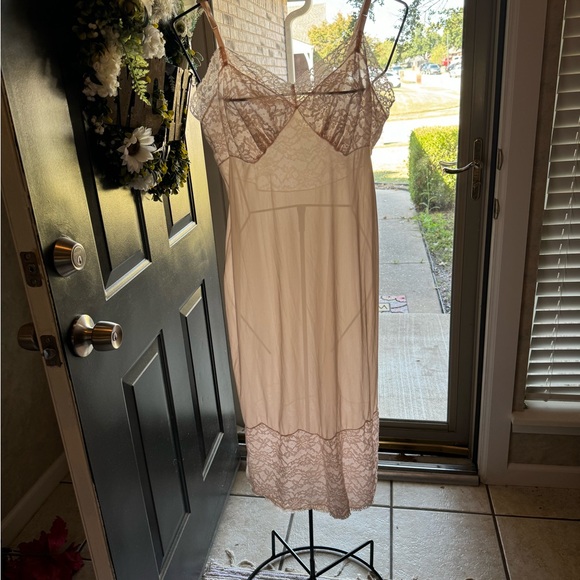 Vintage 1960s Elaborate Vanity Fair 38 T Pink Nylon Full Slip Formal 8” Lace - Picture 3 of 10